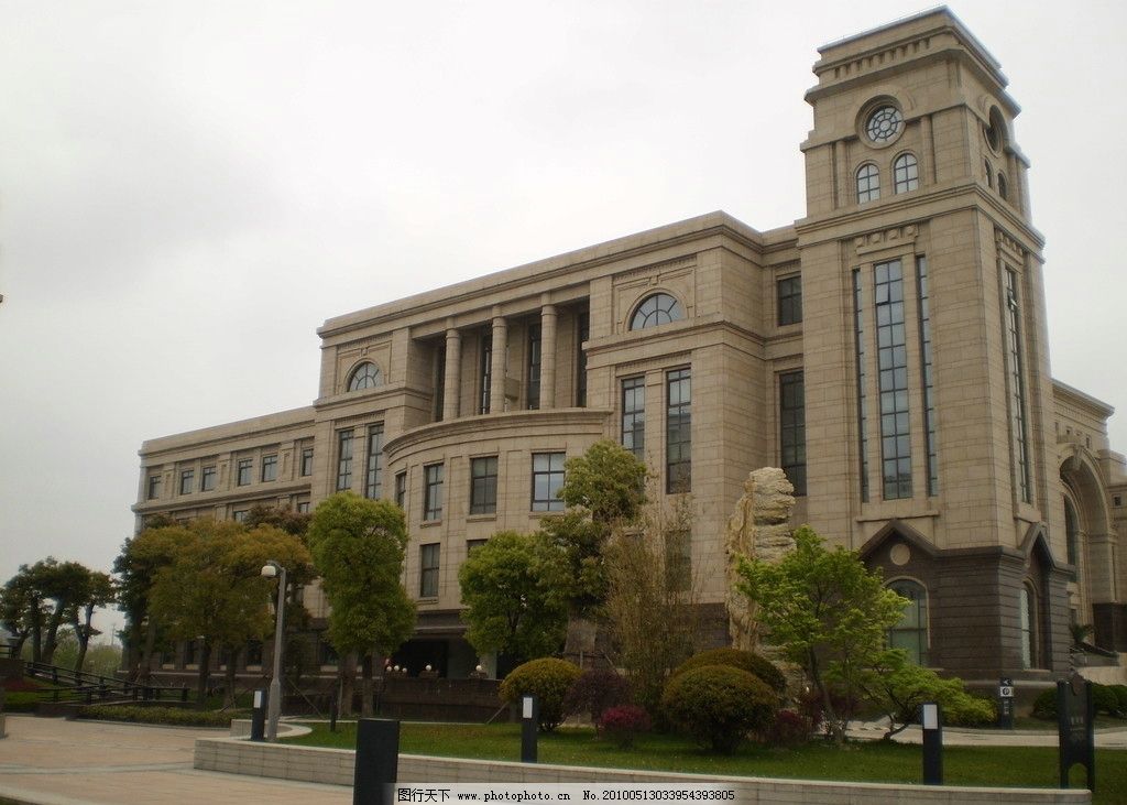 上海 复旦大学 复旦庄园 外观造型 欧式建筑风格 新颖而古典 别具风格 新建大楼 中外著名学术界名流 主要学术交流场所 道路 绿化带 灯柱 校园景观 全国一流名校 百年老校 上海名校 人才辈出之地 上海风光 上海風光 国内旅游 旅游摄影 摄影 314DPI JPG