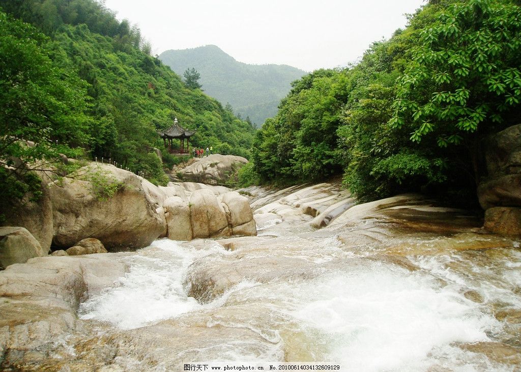 山水风景高清图 近景巨石 中景山 远景山 树木 松柏 花草 蓝天