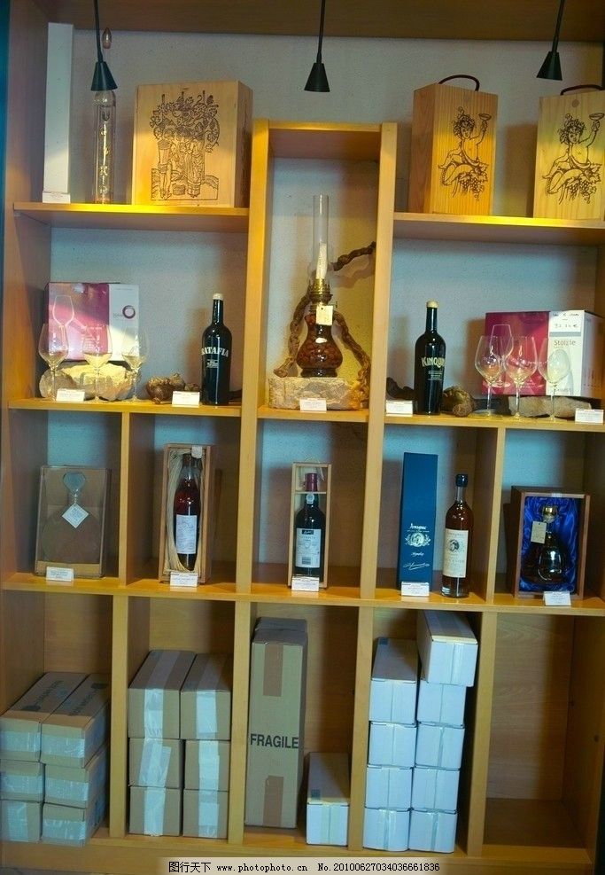 法國 第戎 葡萄園酒莊內的酒板 葡萄園酒莊 內的 酒板 木格子陳列柜 各式葡萄酒 簡裝 禮盒裝 酒杯 原料 不同年代 價格 標簽 一目了然 燈光 室內景觀 魅力法蘭西 法國風光 魅力法蘭西 法國風光 國外旅游 旅游攝影 攝影 180DPI JPG
